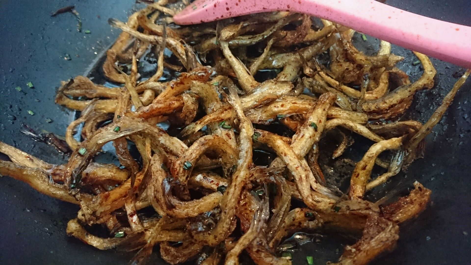  p> b>龙头烤是经过腌制后晾晒风干的 /b>虾潺,好多人都把龙头烤与