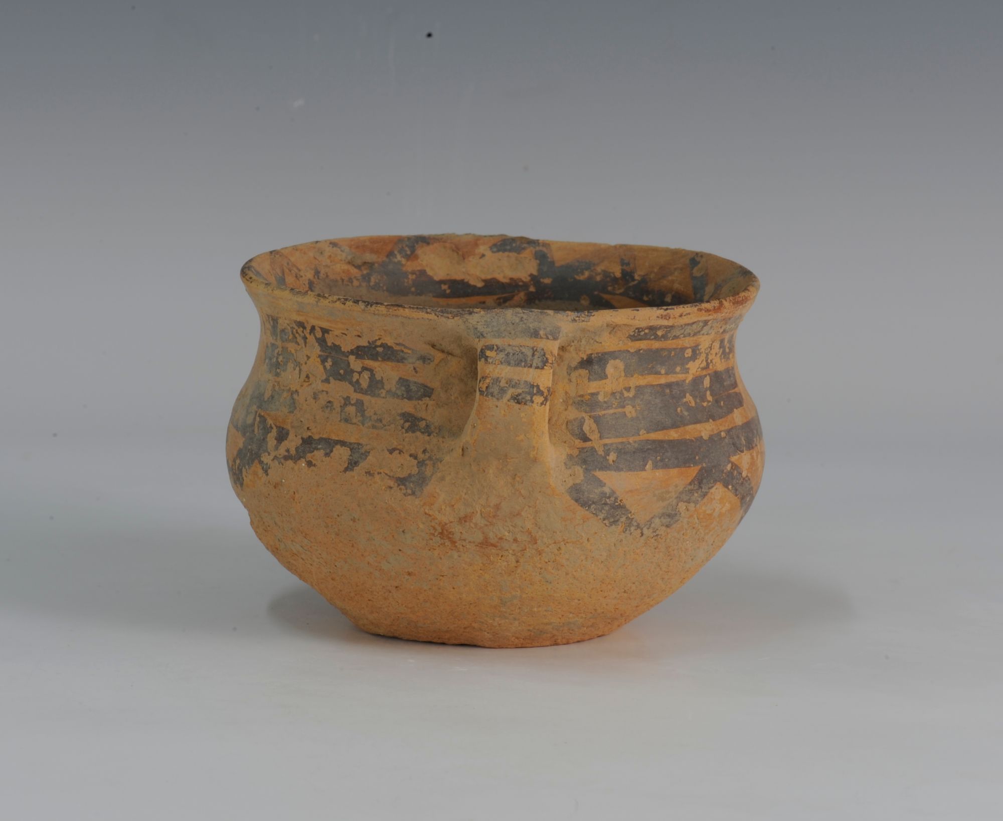  p>新石器时代马家窑曲折纹彩陶双耳罐是一件新石器时代的陶器,馆藏于