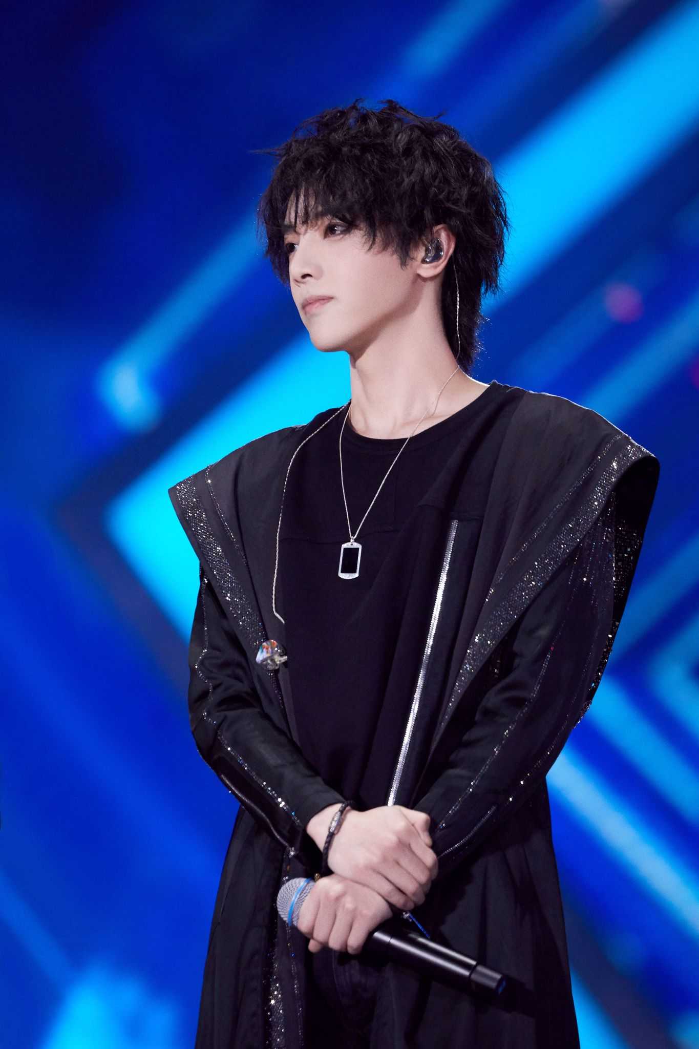  p>华晨宇,1990年2月7日生于湖北省十堰市,中国内地流行乐男歌手,作曲