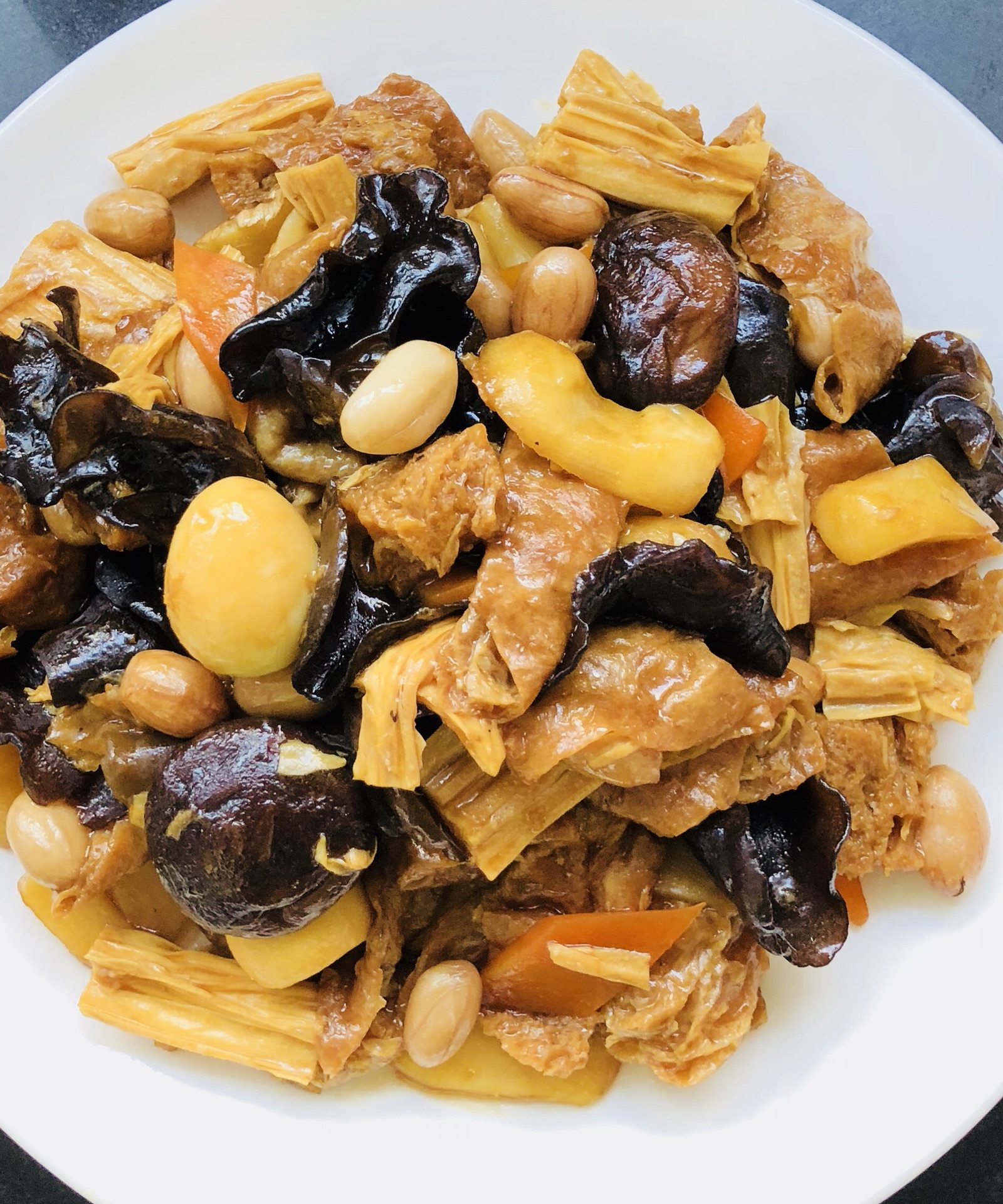  p>红烧素什锦是一道广东省的传统名菜,属于粤菜系.