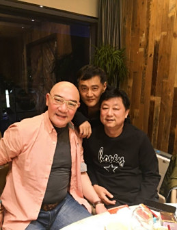 和好友演员王绘春等于2018年