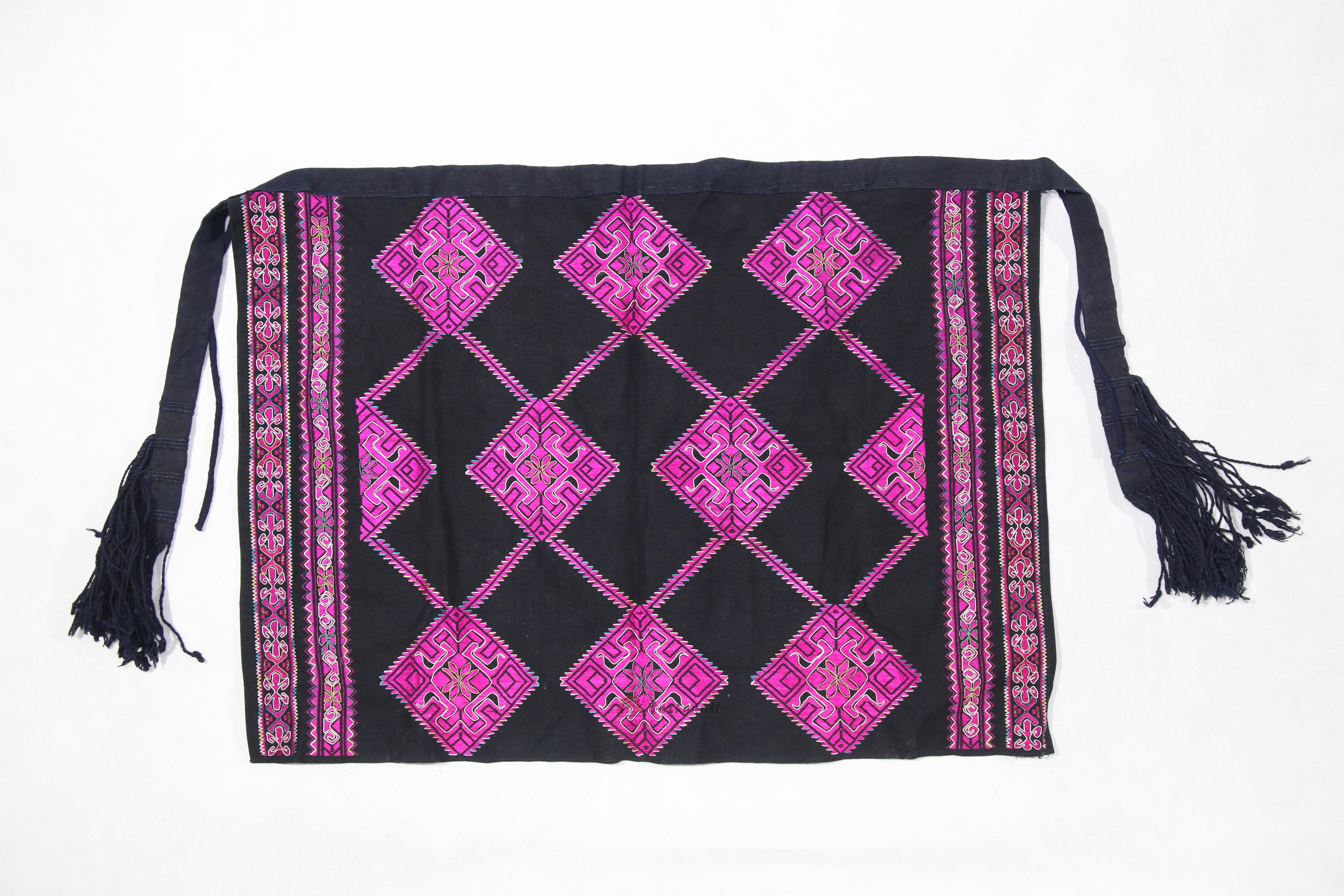 当代安顺苗族青布挑花花鸟纹流苏围腰