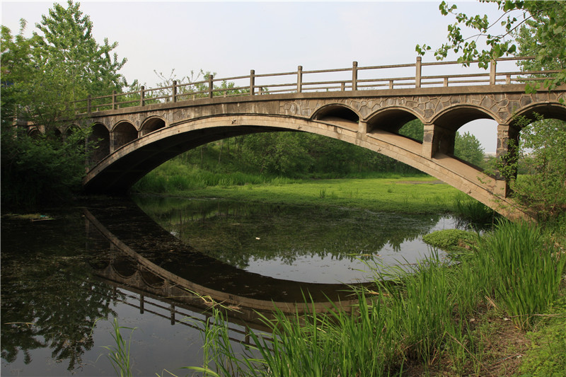  p>沿山河友谊桥位于扬州市仪征市新集镇凌东村桥南组. /p>