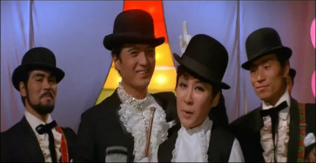 林冲在《青春万岁》饰演歌手趙克仁（左二）