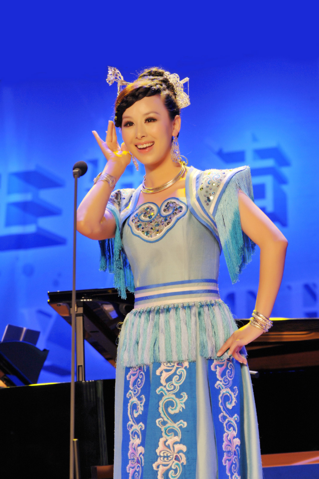  p data-id="gnwxjy7fnt">王雅洁,女,空政文工团优秀青年歌手,出生于