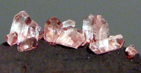 当温度降到一定的时候,酒石酸就会以结晶的形态出现.