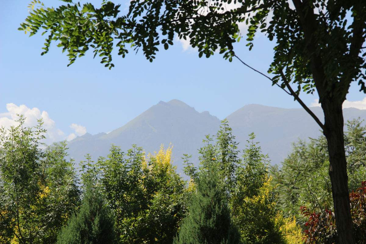  p>睡美人山,在 a target="_blank" href="/item/磁县/700337" data