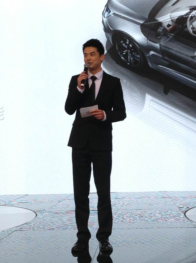 ">赵小龙,中英双语 a target="_blank" href="/item/主持人/4690681"