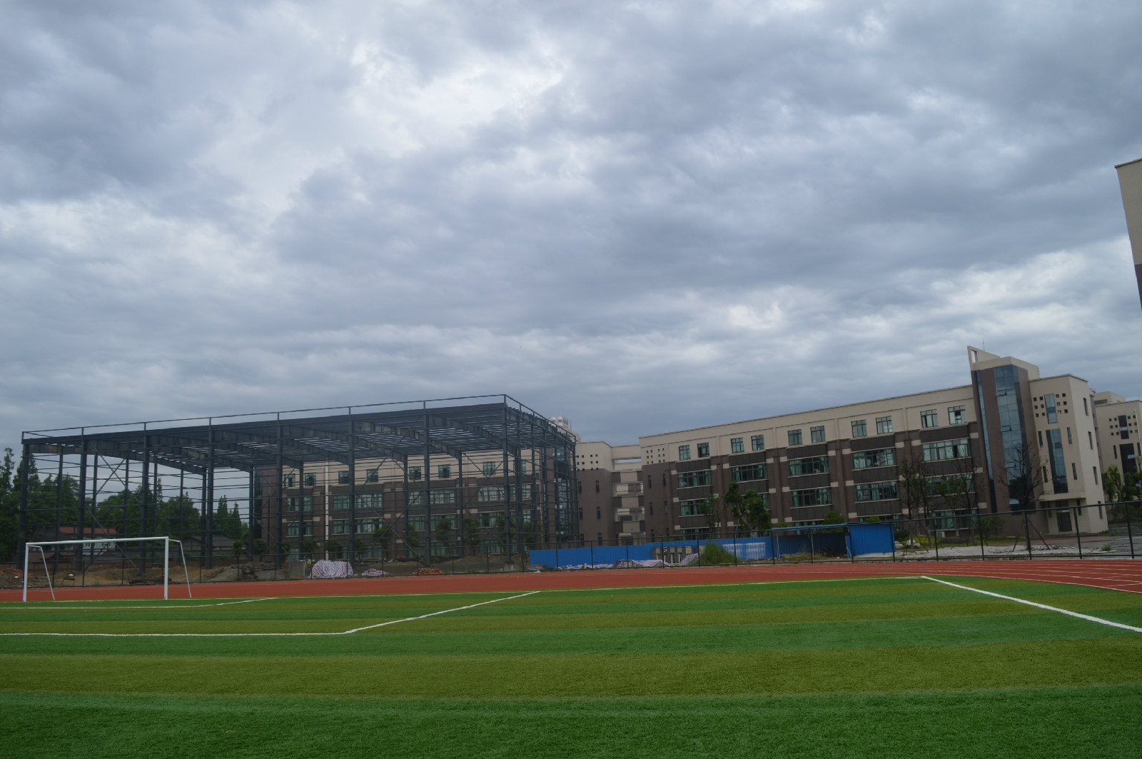  p>车城中学位于眉山市城北新区与岷江之间,距离市中心仅10分钟的车程