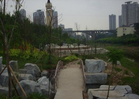 巴南亲水公园位于重庆市巴南区箭滩河大桥西