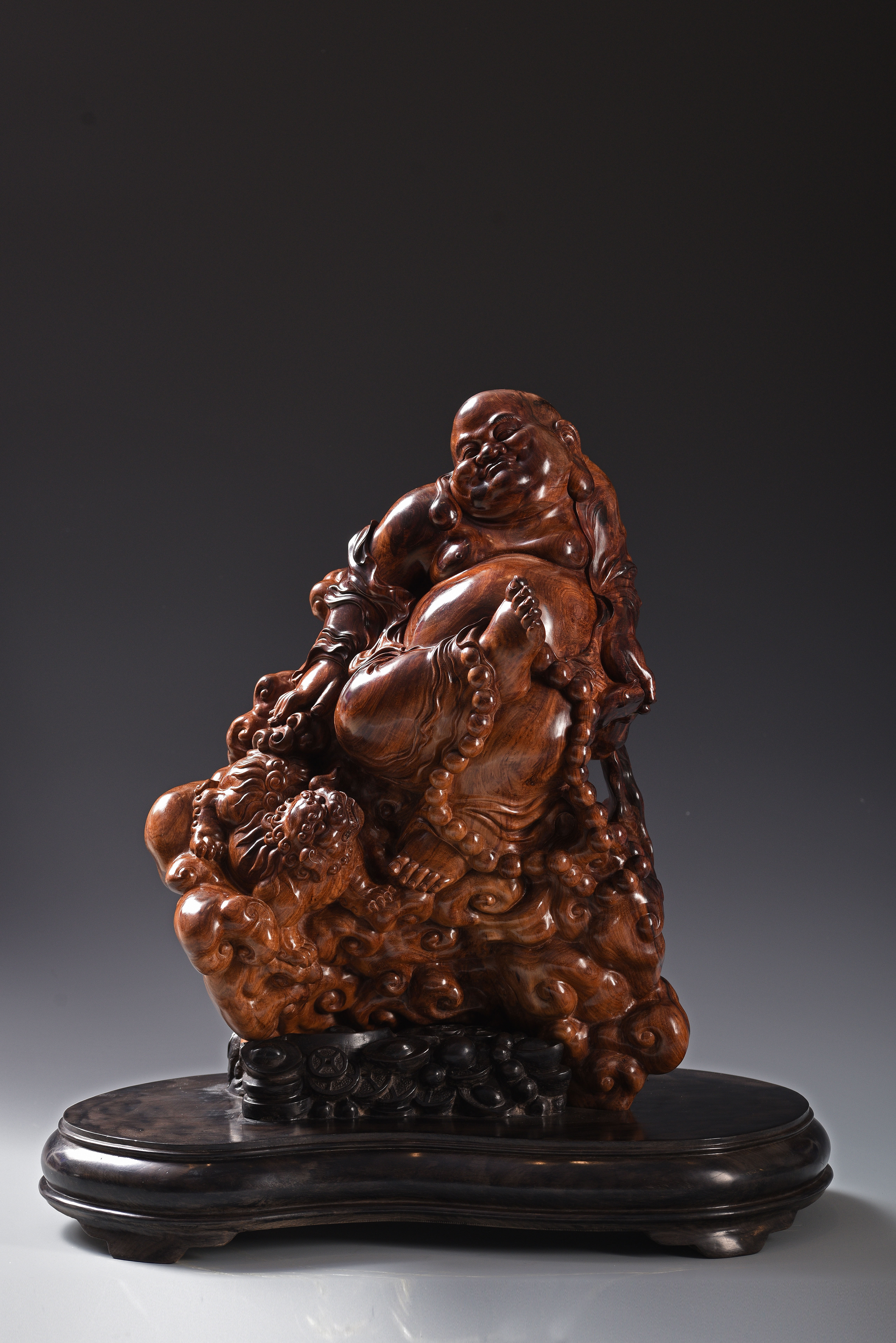 1974年出生于福建省仙游县,十八岁开始学习木雕艺术,先后多次到专业