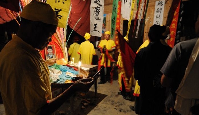  p>打绕棺,又称"穿花舞","跳丧舞","打安庆","穿丧堂"等,由佛教法事