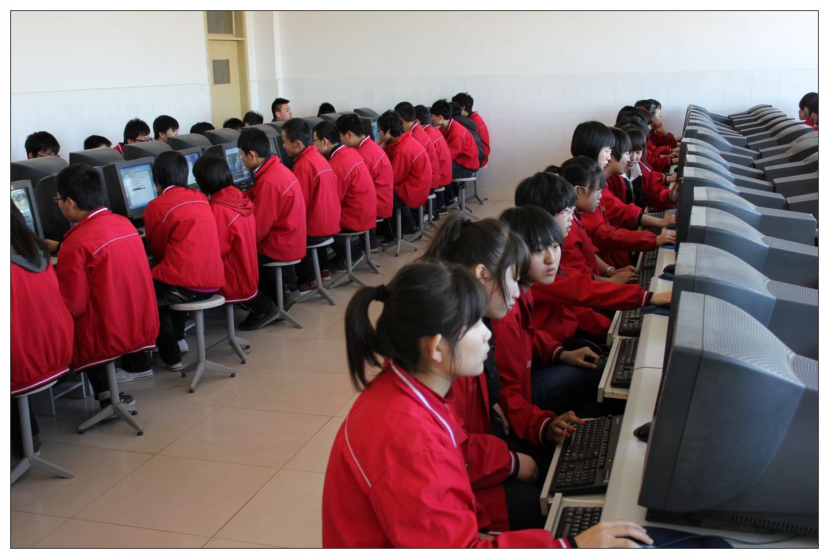  p>阳高一中始建于1952年,1985年被评为"山西省重点中学",2009年又被