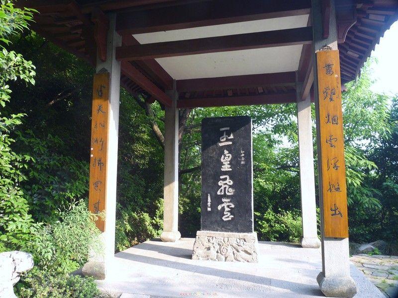 flying clouds over jade emperor hill