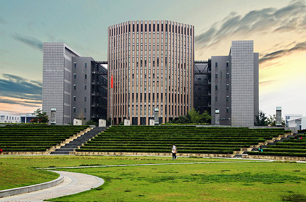  p>安徽大学创建于1928年,1958年于合肥重建时图书馆同期建立,在用馆