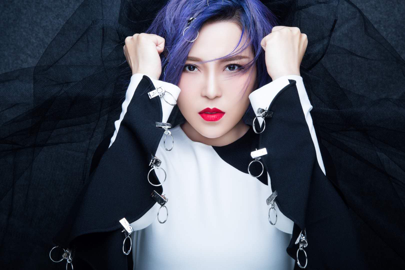 6月25日出生于新疆乌鲁木齐,中国内地流行女歌手,毕业于北京现代音乐