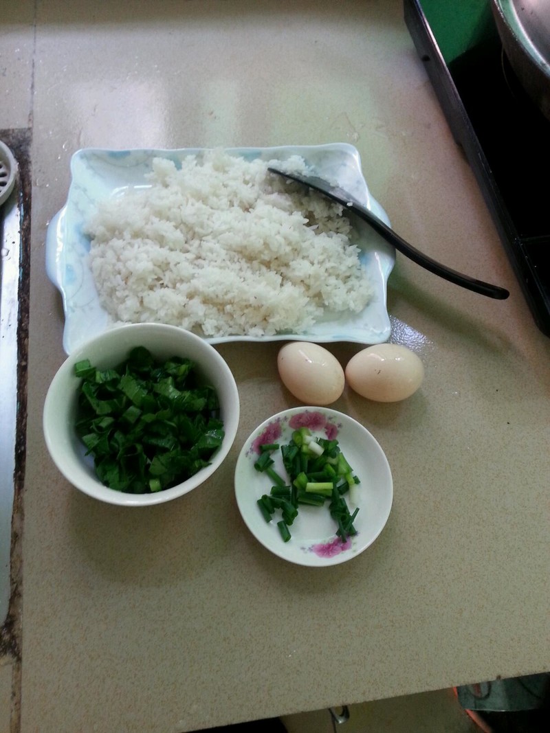  p>青菜粒炒饭是一道菜品,主料是白米饭,青菜粒,鸡蛋,辅料是葱花. /p>