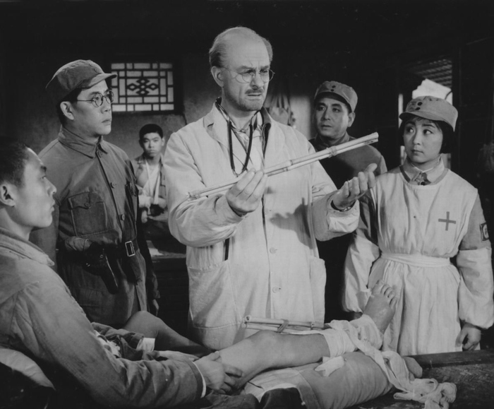  p>《白求恩大夫》是上海电影制片厂,八一电影制片厂联合拍摄的人物