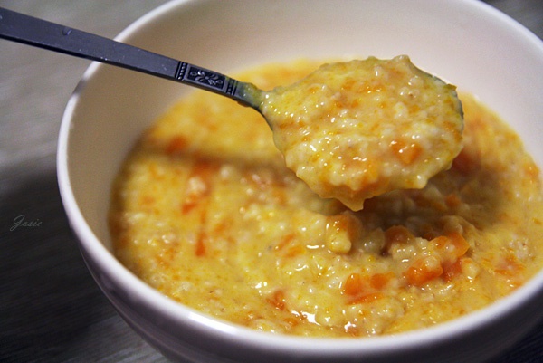 奶香南瓜燕麦粥是以南瓜,牛奶等为主料的粥品.