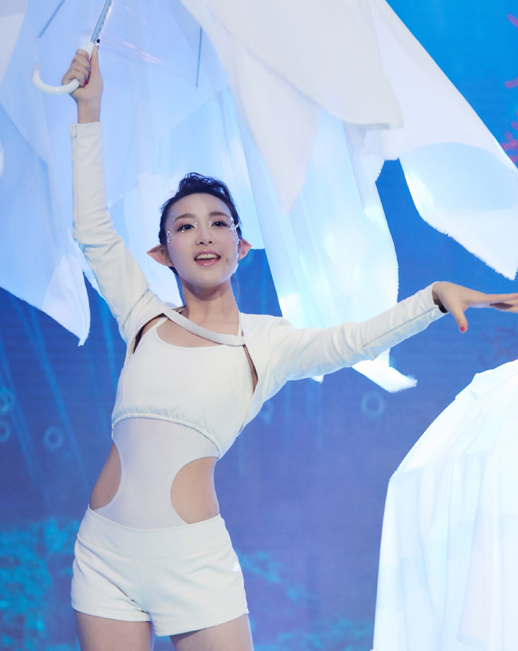  p>孙露鹭,1995年4月16日出生于广东省,中国内地