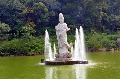  p>叱石山海拔380米,山势峻峭,绕着羊肠曲径盘旋而上,一入山门,便见门