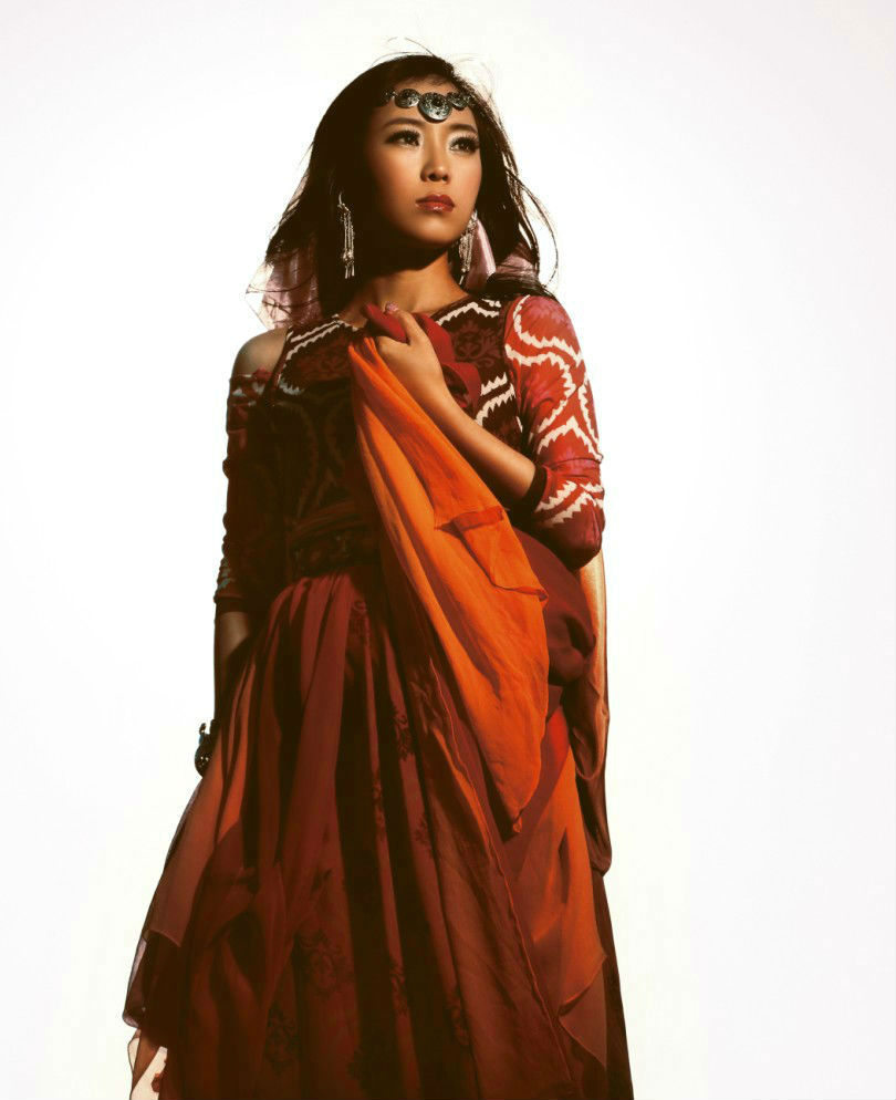  p>云朵,原名谢春芳,羌族,1987年2月7日出生于四川省阿坝藏族羌族自治