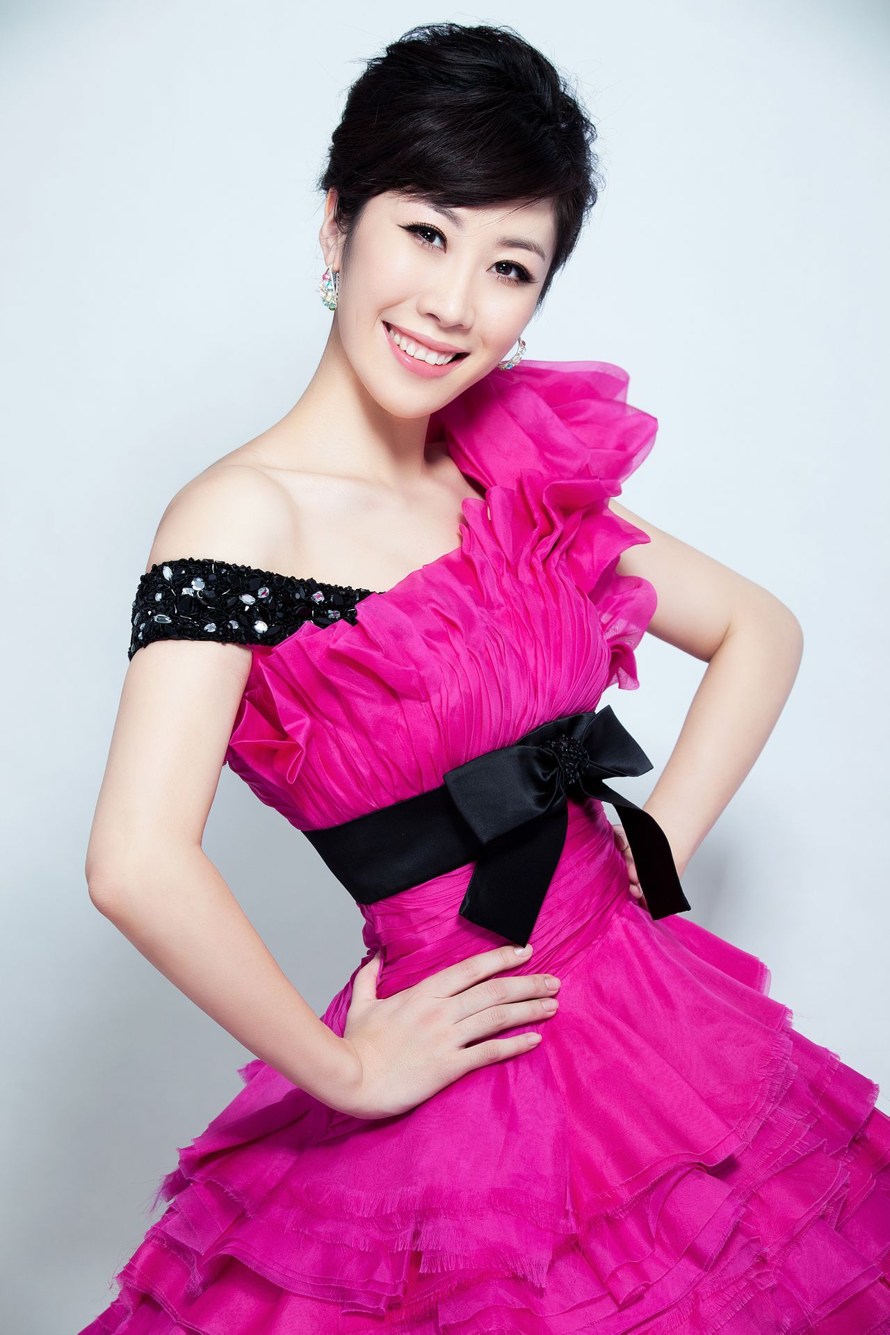 张洋,毕业于中国人民解放军艺术学院音乐系,青年独唱演员,青年女中音