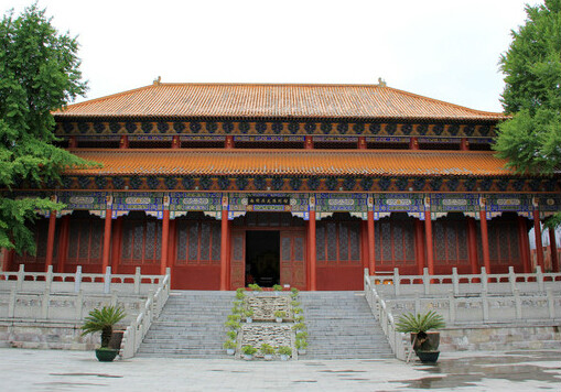 帝朱由榔移居安龙,建立陪都之史实复建,因此老百姓也称这里为"皇宫","