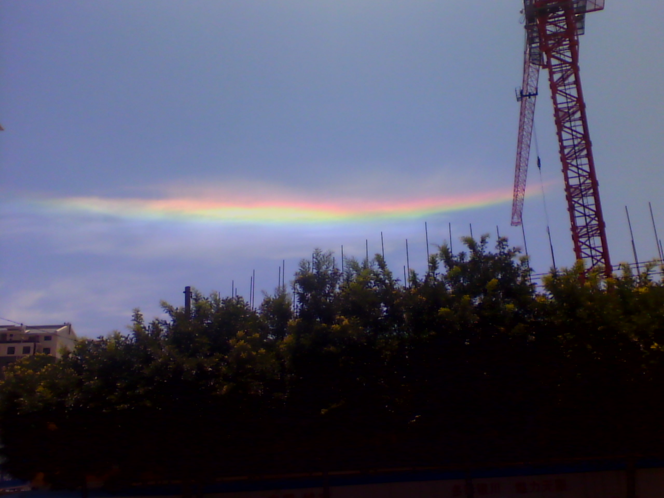  p> b>七彩云 /b>是指太阳光线与云彩中的冰晶结构产生的自然现象,是