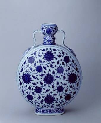 中国大清乾隆年製青花缠枝花紋双耳 尊、高约33.5cm x径22x口径13cm、 清乾隆青花缠枝莲纹如意耳扁壶_百度百科