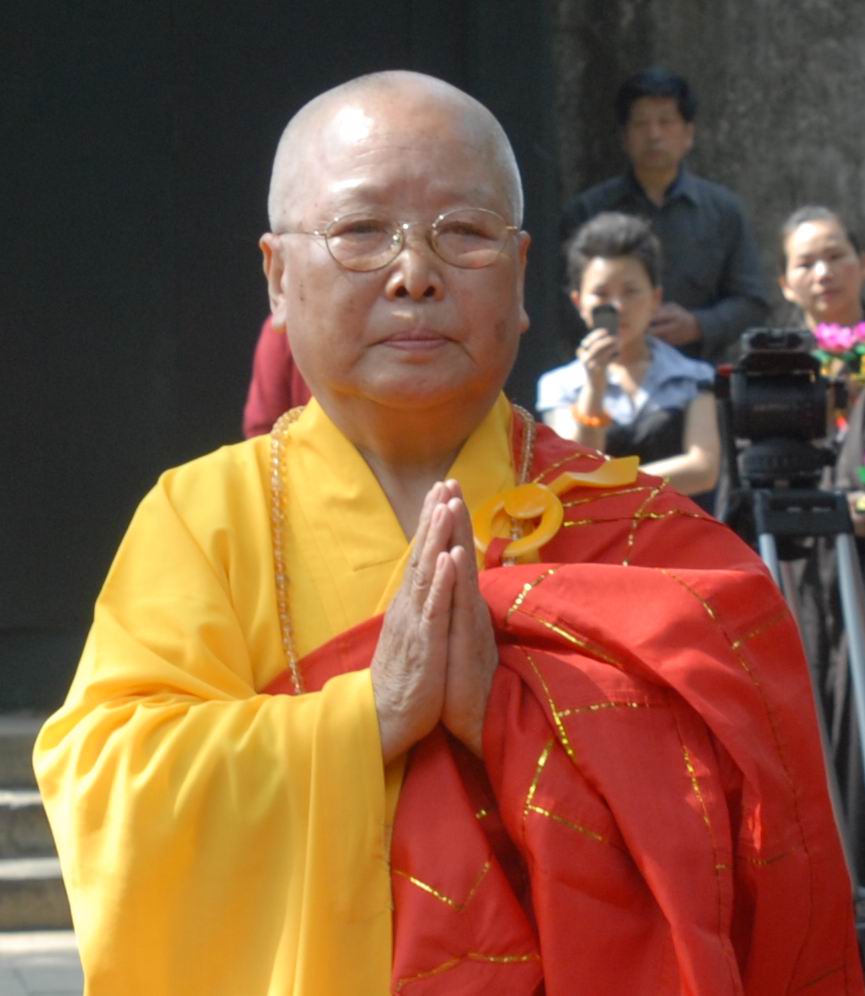  p>圆明法师被佛教的博大精深所吸引,在陕西法门寺方丈上澄下观座下