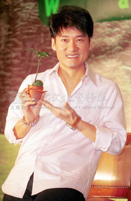  p>周华健(emil wakin chau),1960年12月22日出生于中国香港西营盘