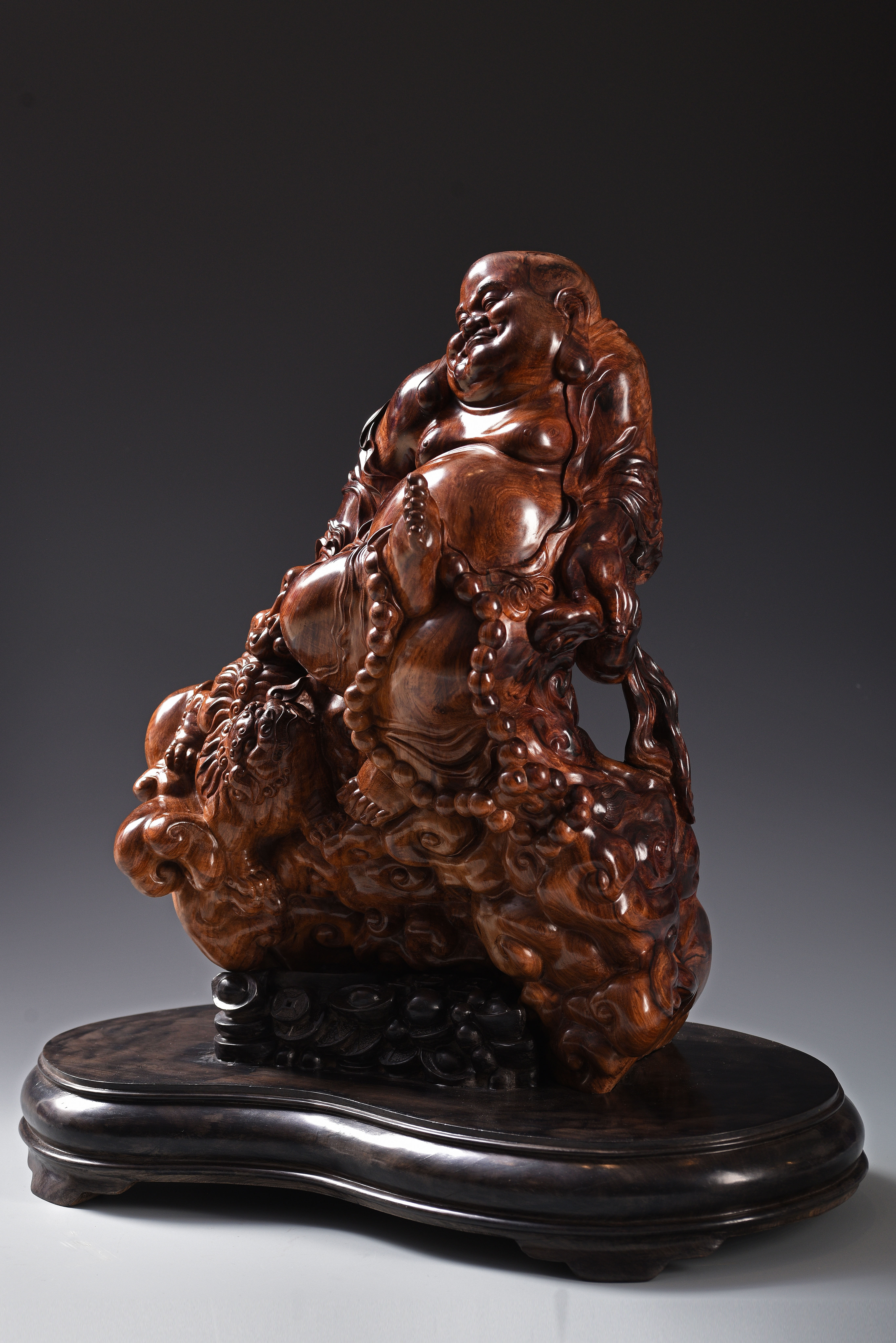 1974年出生于福建省仙游县,十八岁开始学习木雕艺术,先后多次到专业