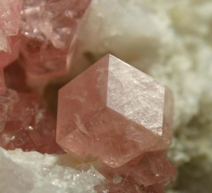  p>钙铝黄长石(简写:c2as)由钙铝硅酸盐组成的矿物,黄长石系列中的一