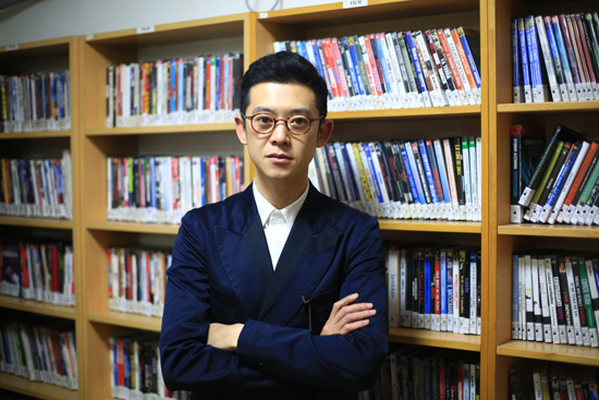 徐昂,1977年11月28日出生于北京,毕业于中央戏剧学院导演系1997级本科