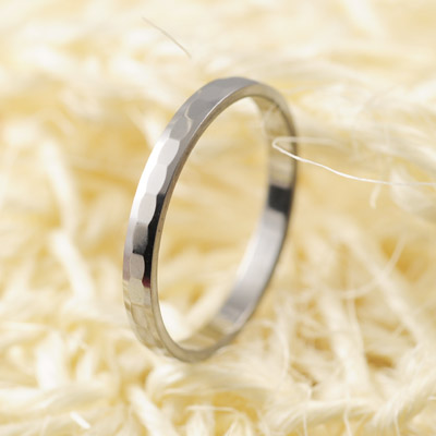 最正宗的说法是戴着尾戒象征独立,单身,孤独还有忘记过去