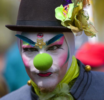 美国幽默学名誉教授约瑟夫-波斯金对愚人节的历史起源提出了自己的