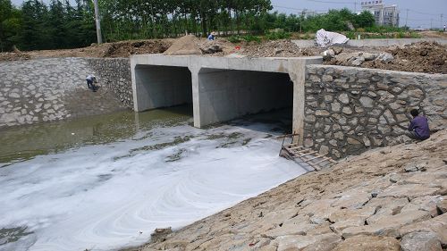  p>箱涵指的是洞身以钢筋混凝土箱形管节修建的 a href="#" data