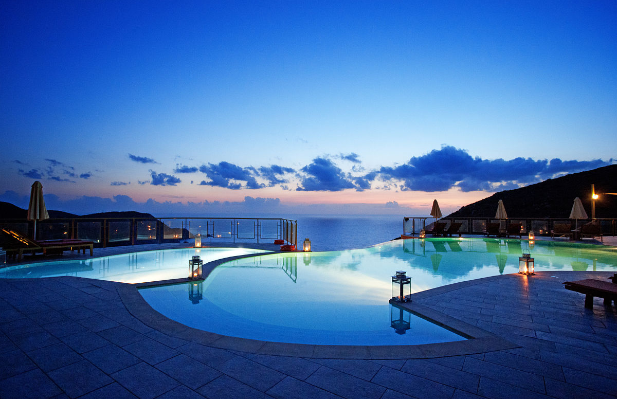  p>通过特殊的水力推动装置,形成定向的水流,游泳者通过逆流在泳池中 