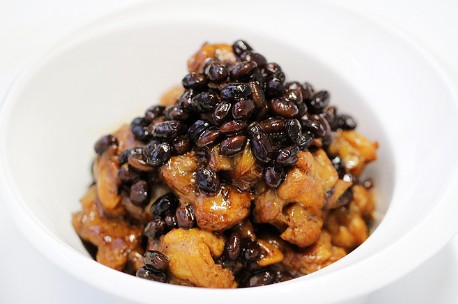  p data-id="gn6obby3k0">黑豆焖高原鸡所属一款美食,主要原料有黑豆