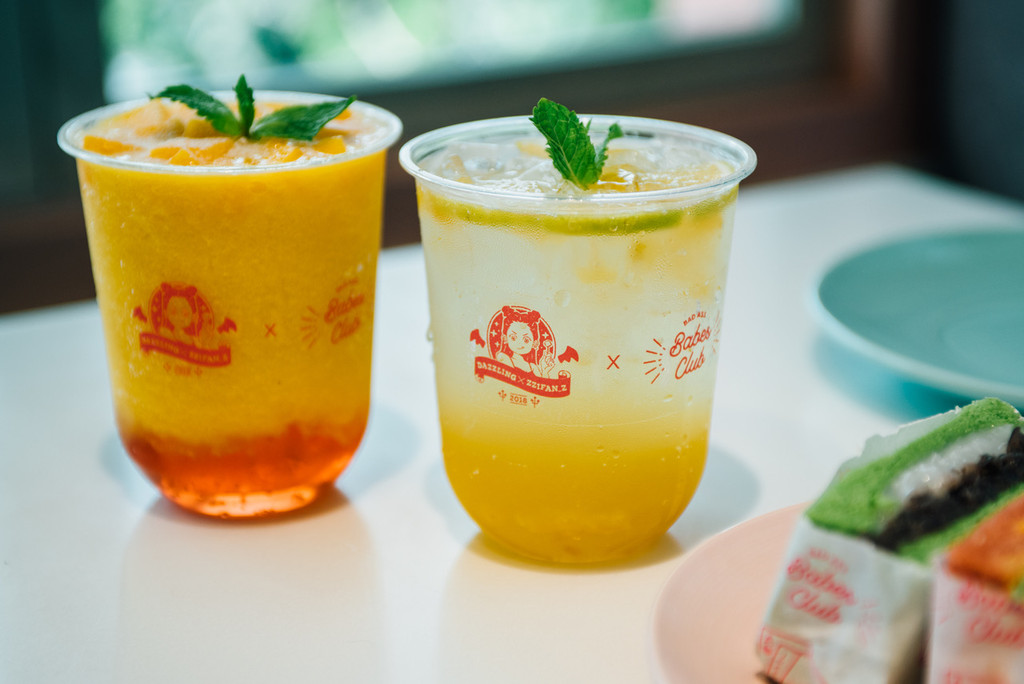 target="_blank" href="/item/芒果">芒果 /a>丁,冰块等制作而成的