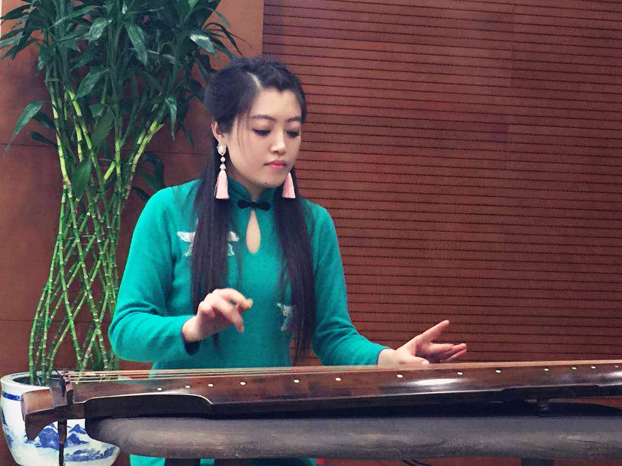 陈璨,青年古琴演奏家,祖籍辽宁,现为<a