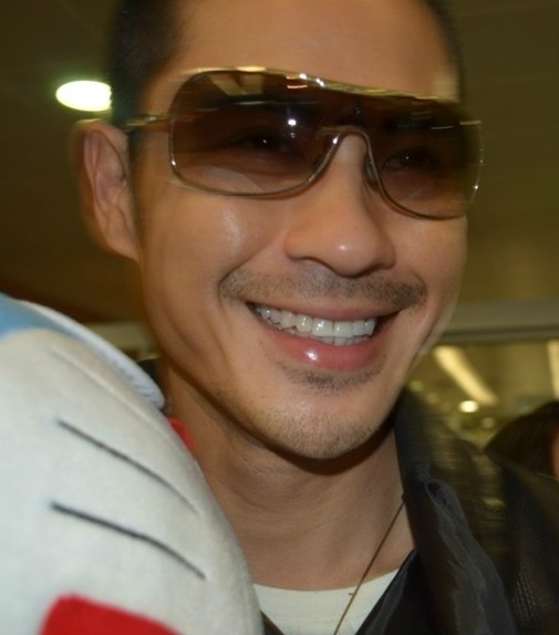 1970年8月15日出生于美国加利福尼亚州旧金山,中国香港男演员及歌手