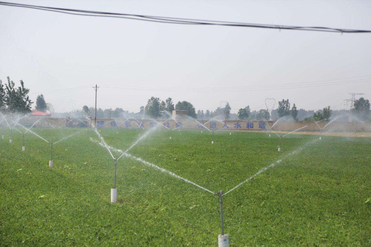  p>微灌(microirrigation)是按照作物需求,通过管道系统与安装在末级