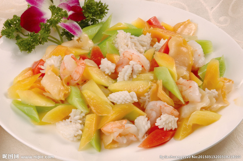  p>爆炒三鲜是一道由芹菜,玉米笋,香蕈等做成的美食. /p>