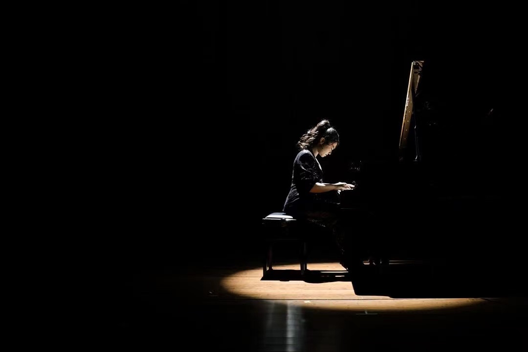  p data-id="2esvkmrshti">罗维,出生于广东省深圳市,中国钢琴演奏者.