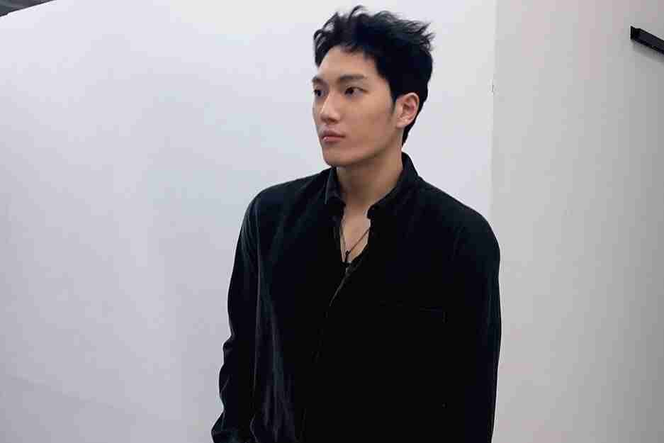 2011年出道的solo歌手,出道曲《傻瓜一样又哭了》.