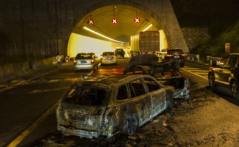 9·28广河高速六车相撞事件