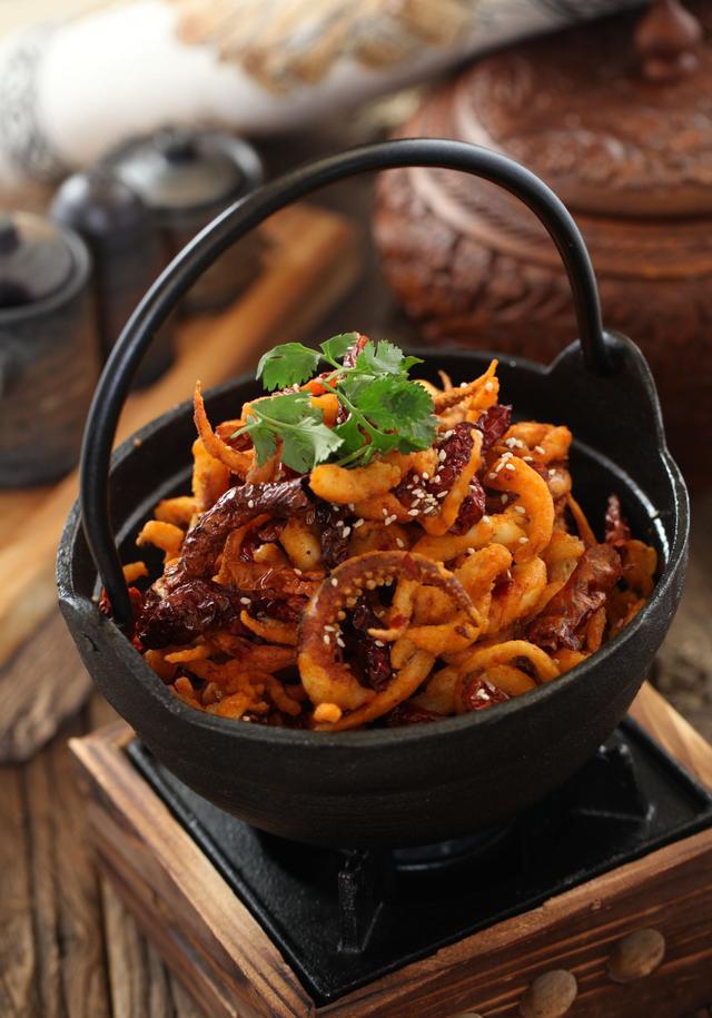 p>干锅香辣鱿鱼是一道由鱿鱼等为主要食材做成的菜品,属于鲁菜. /p>