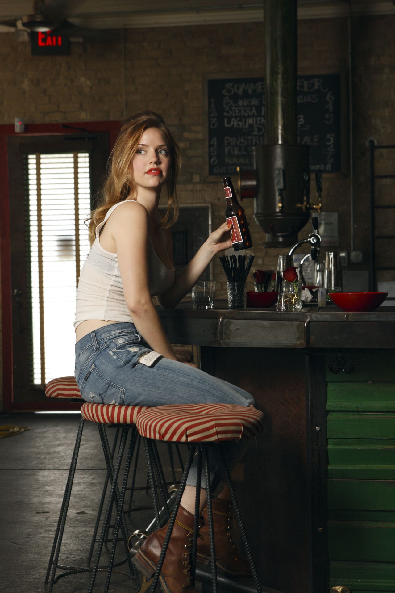  p>凯丽·加纳(kelli garner),全名为凯利·布里安娜·加纳(kelli